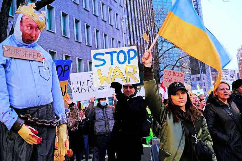 Manifestantes pedem o fim da invaso russa na Ucrnia