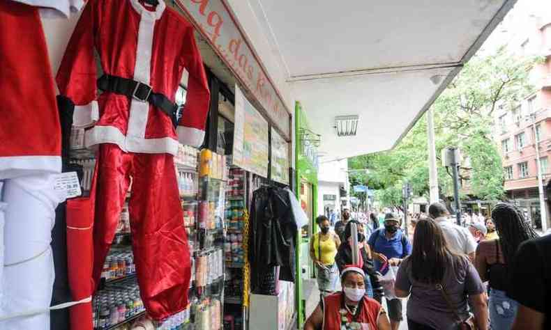 Ruas do Centro de BH ficaram cheias na vspera de Natal(foto: Leandro Couri/EM/D.A. Press)