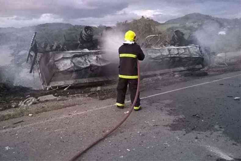 Bombeiros tiveram muito trabalho para apagar o incndio do caminho-tanque, que levava material inflamvel(foto: Corpo de Bombeiros de Lavras/Divulgao)