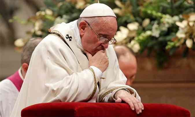 Papa Francisco se ajoelha na noite de Natal na Baslica de So Pedro, no Vaticano(foto: REUTERS/Max Rossi )