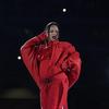 Saiba como Rihanna disfarçou gravidez para anúncio no Super Bowl