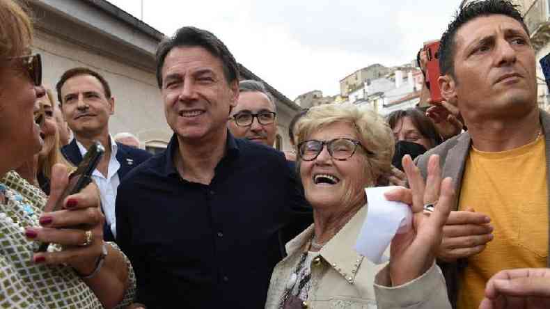 Giuseppe Conte com eleitores