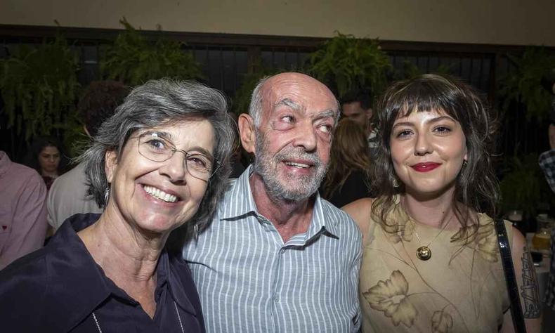 O cineasta Helvécio Ratton entre a mulher, Simone, e Clara, filha do casal(foto: Leo Lara/Divulgação) Helvécio Ratton entre a mulher, Simone, e a filha do casal, Clara