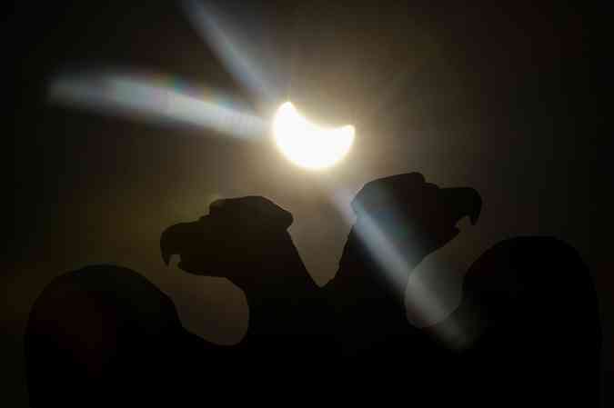 Eclipse solar  visto por moradores de pases no Hemisfrio Norte AFP PHOTO / KIRILL KUDRYAVTSEV 