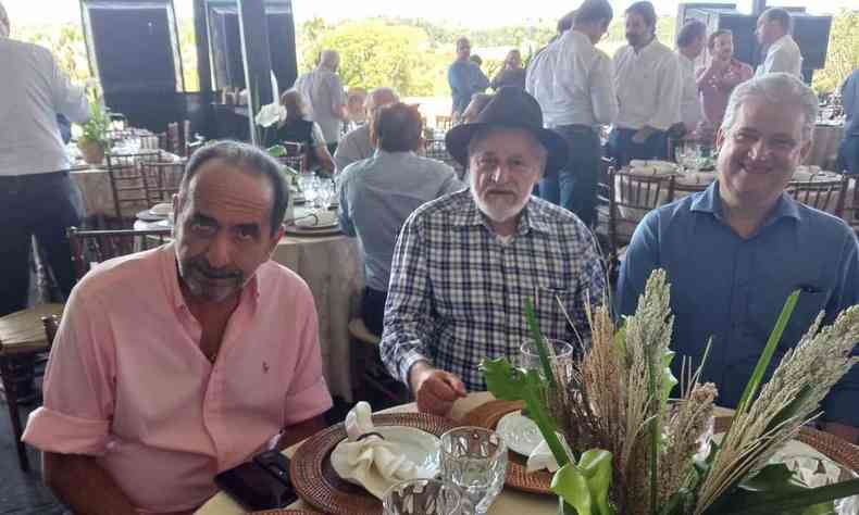 Alexandre Kalil, Sebastio Quinto e Adalclever Lopes em mesa oferecida aos convidados de evento em Uberaba