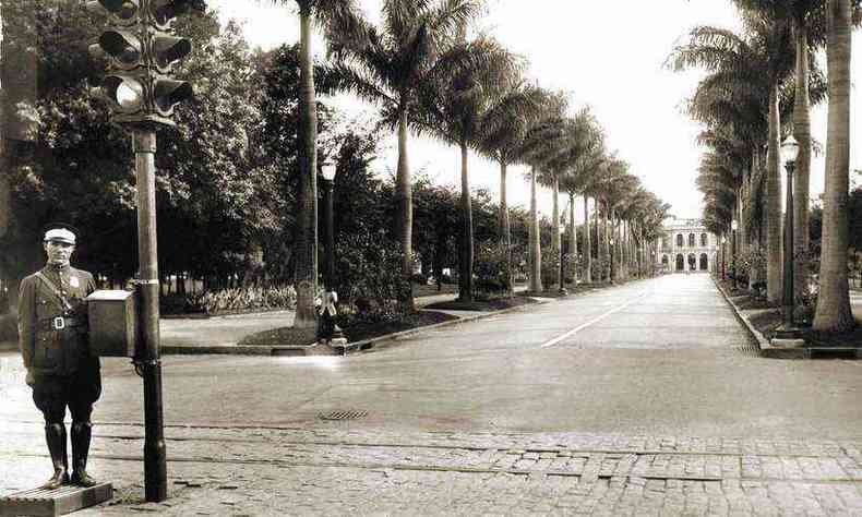 Foto mostra semáforo no mesmo local em que peça histórica está instalada hoje: veículos particulares surgiram na capital só na década de 1940