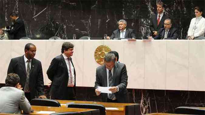 Plenrio da Assembleia: texto assinado por 29 deputados estaduais ser analisado por comisso especial criada pela Casa (foto: Guilherme Dardanhan/ALMG / Divulgao)