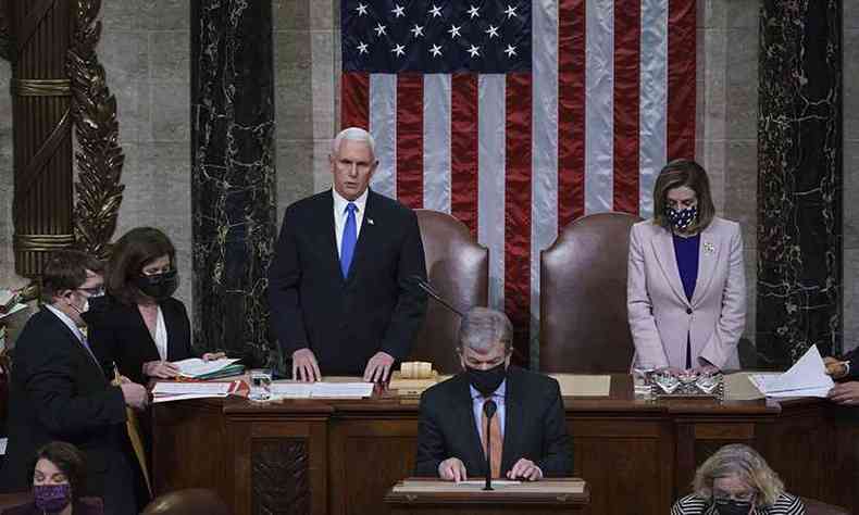O vide-presidente Mike Pence e a presidente da Casa dos Representantes dos Estados Unidos, Nancy Pelosi, leem a certificao dos votos do colgio eleitoral(foto: POOL / GETTY IMAGES NORTH AMERICA / GETTY IMAGES VIA AFP )
