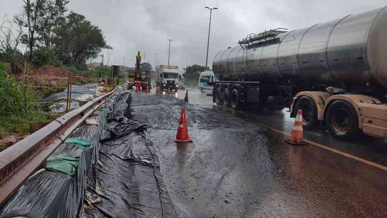 Lonas pretas colocadas na parte da pista do Anel Rodovirio que cedeu. H tnsito de caminhes no momento