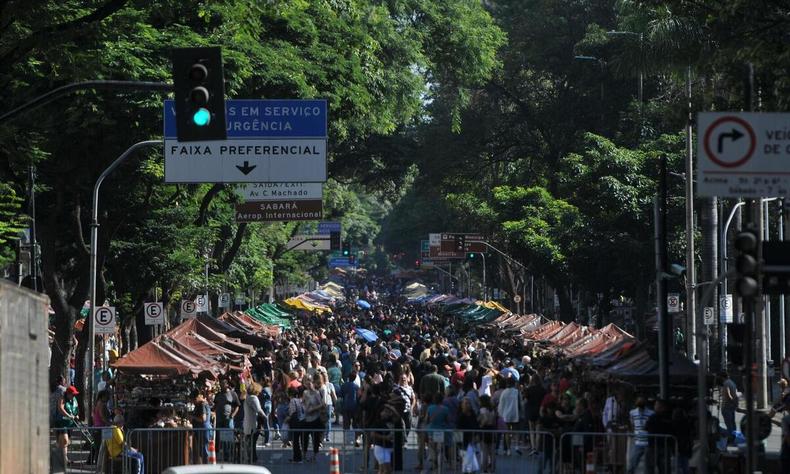 Vista da Feira com centenas de pessoas entre as barracas