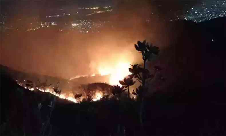 Fogo no Parque Estadual da Serra do Rola-Moa comeou aps tentativa de incinerao de corpo BH