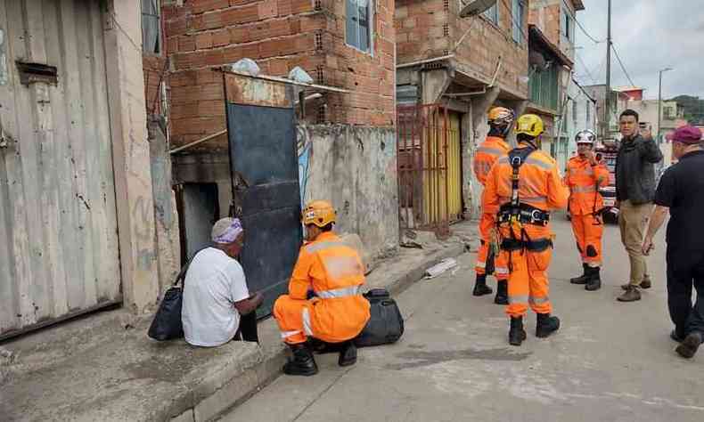 bombeiros no local onde homem surtou