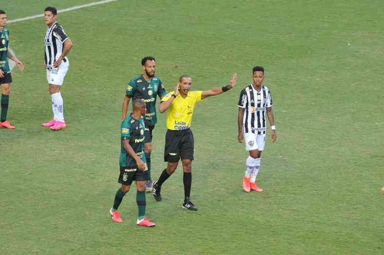 Amrica reclama de um pnalti cometido pelo goleiro Everson, que o rbitro e o VAR ignoraram(foto: Juarez Rodrigues/EM/D. A Press)