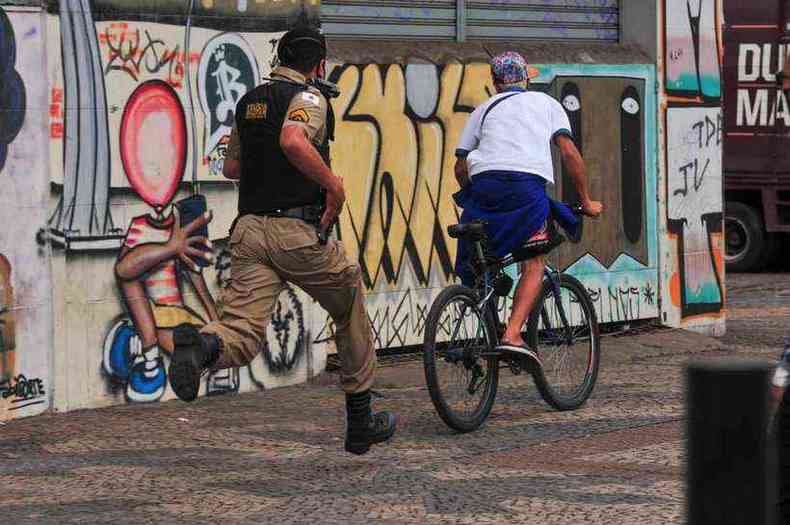 Flagrante de policial perseguindo criminoso no Centro de BH, durante a pandemia(foto: Leandro Couri/EM/D.A.Press)