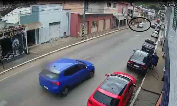 Carro de luxo atropela adolescentes ao ultrapassar em local