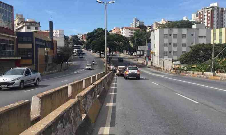 Moto colidiu na lateral de carro em cima do viaduto e caiu do elevado(foto: Edsio Ferreira/EM/D.A PRESS)