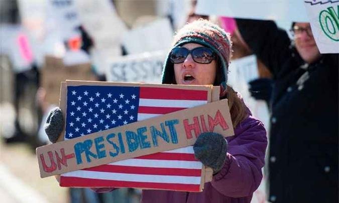 Grupos contr�rios ao presidente Donald Trump fizeram um protesto neste s�bado, em Washington DC(foto: AFP / MOLLY RILEY )