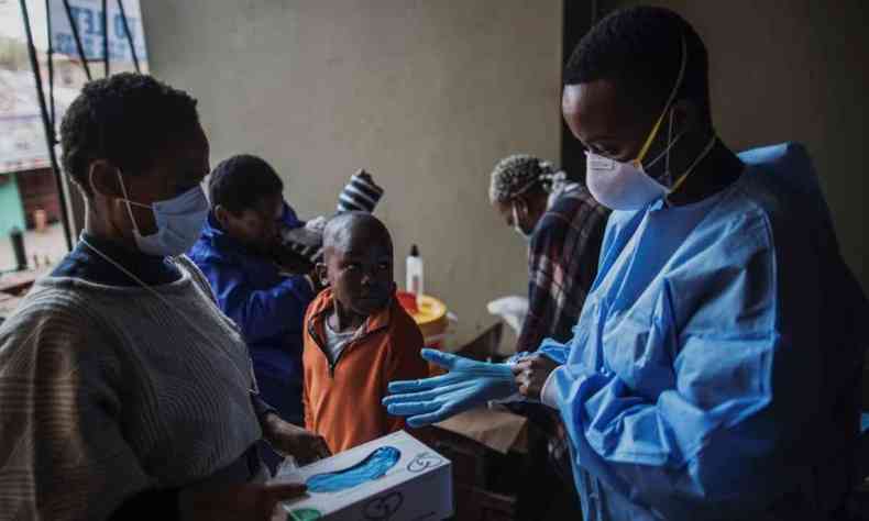 Profissionais da saúde realizando exames de covid-19 na África do Sul