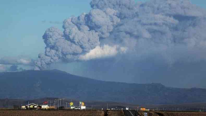Em 2010, uma erupção do vulcão Eyjafjallajökull, na Islândia, gerou cinzas que cobriram vários quilômetros da atmosfera, o que levou ao fechamento do espaço aéreo em várias partes da Europa. No ano de 536 d.C, uma erupção provocou fome e queda de temperaturas na Europa, Oriente Médio e parte da Ásia(foto: Getty Images)