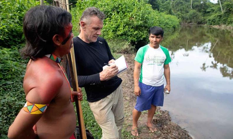 O jornalista ingls Dom Phillips, que desapareceu no Vale do Javari, na Amaznia, conversa com dois indgenas na aldeia Maloca Papi, em Roraima, em novembro de 2019 