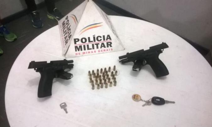 Além de duas armas de calibre nove milímetros, a PM também apreendeu 43 munições para o calibre (foto: Polícia Militar/ Divulgação ) Além de duas armas de calibre nove milímetros, a PM também apreendeu 43 munições para o calibre (foto: Polícia Militar/ Divulgação )