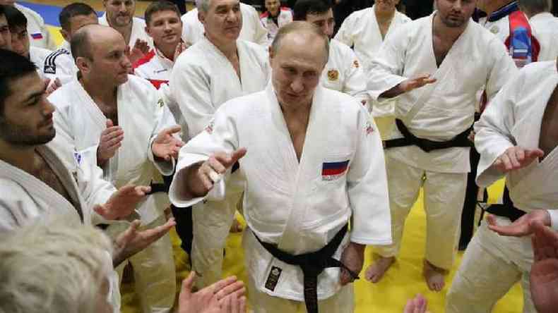 Putin com a equipe russa de jud em 2019