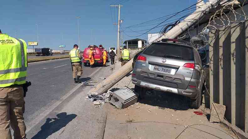 Poste caiu sobre carro na BR-040(foto: Guarda Civil de Contagem/Divulgao)