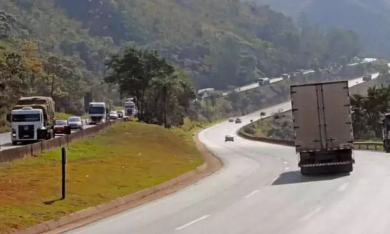 Trecho da rodovia BR-381, entre os Kms 524 e 534, o quarto mais perigoso entre as estradas federais, segundo pesquisa da CNT(foto: Paulo Filgueiras/EM/D.A PRESS) Trecho da rodovia BR-381, entre os Kms 524 e 534