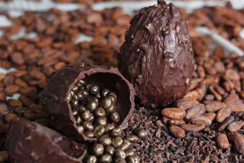 Casca de chocolate 42% com cumaru e gros de caf drageados (Ambar)(foto: Helena Avelar/Divulgao)