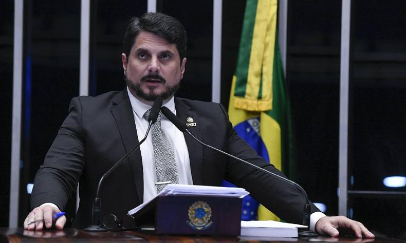 Marcos do Val de terno preto e camisa branca falando em plpito no Senado 