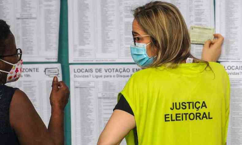 Mesria auxilia eleitora no Barreiro(foto: Leandro Couri/EM/D.A/Press)
