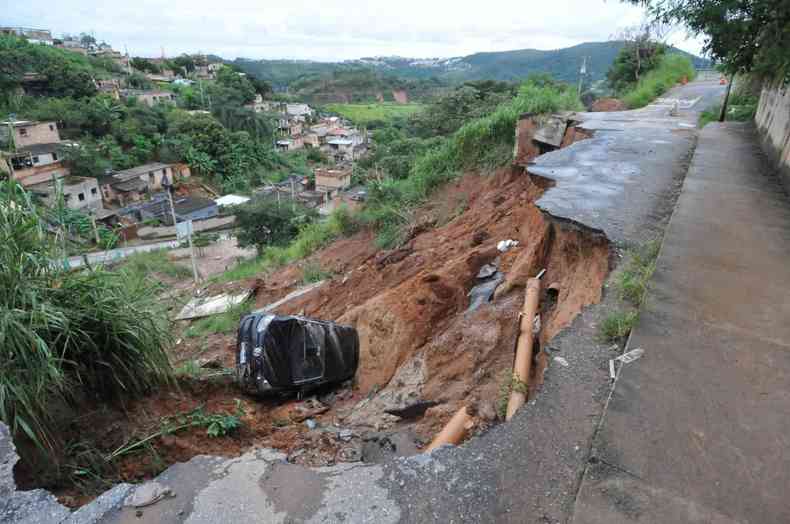 Cratera na Rua Araua, em Ibirit, na RMBH