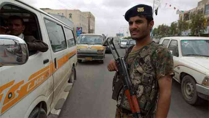 Militar faz segurana no Aeroporto Internacional de Sanaa, no Imen(foto: AFP PHOTO/MOHAMMED HUWAIS )