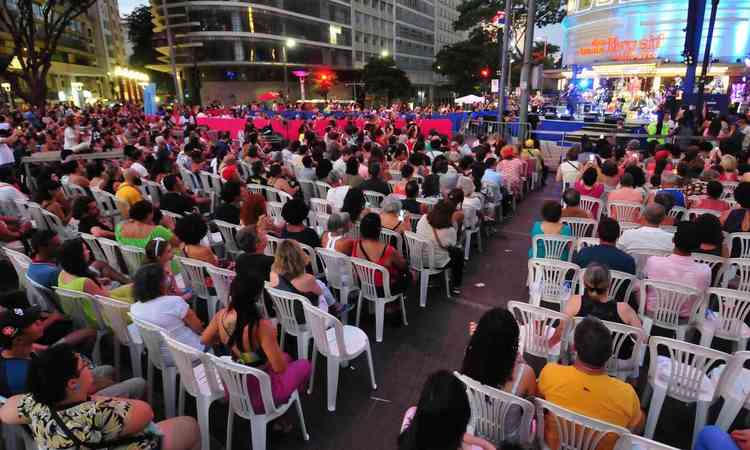 Cadeiras espalhadas na pista da Avenida Afonso Pena durante festival Cine+10