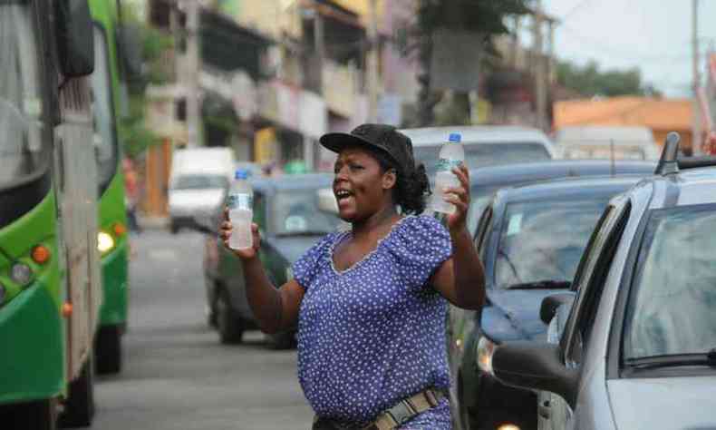 Depois de perder o emprego, h trs meses, Sheila Sales vende gua no trnsito, em Venda Nova, para garantir renda, mas diz que o oramento da casa no fecha no fim do ms(foto: Cristina Horta/EM/D.A Press)