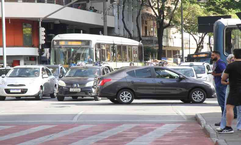 carro preto fechando a via 