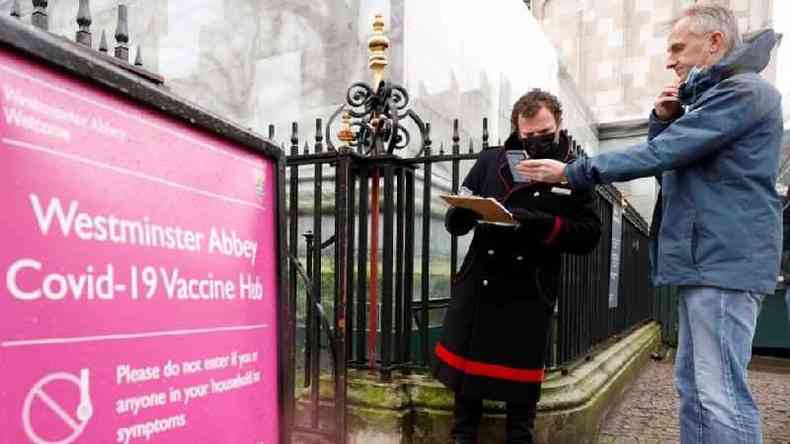 Lockdown em vigor desde janeiro no Reino Unido reduziu em dois teros as infeces por coronavrus. Previso do governo  vacinar todos os maiores de 18 anos at o final de julho(foto: REUTERS/John Sibley)