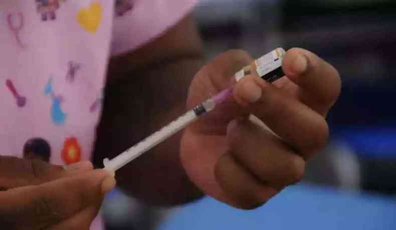 Aplicao de vacina por meio de seringa