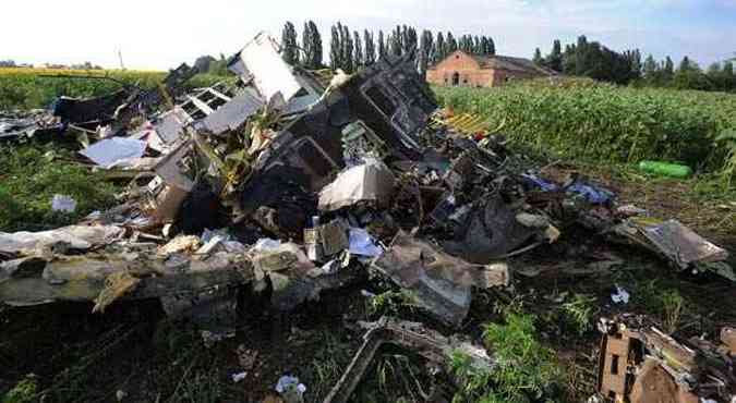 Informaes iniciais convergem para hiptese do avio ter sido alvo de disparo de mssil (foto: DOMINIQUE FAGET / AFP)