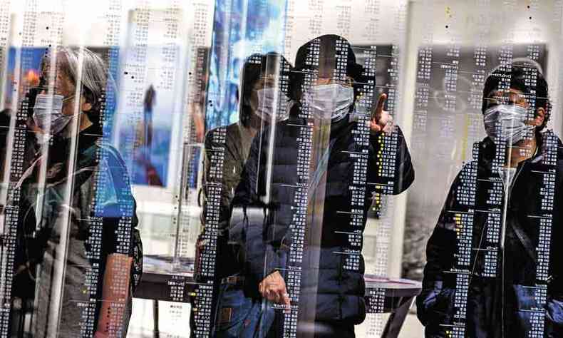 Visitantes mascarados em visita ao Museu Olmpico de Tquio: organizadores mantm, mas reavaliam perfil da Olimpada(foto: PHILIP FONG/AFP)