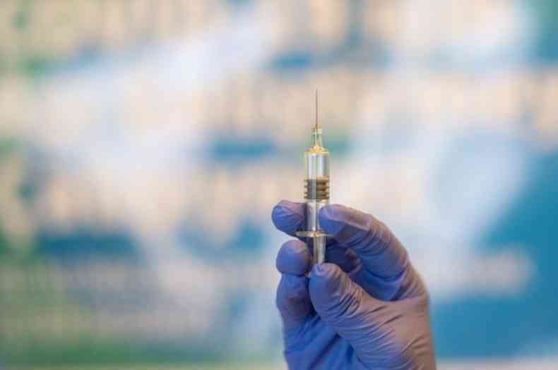 Pesquisadores russos garantem que vacina Sputinik V  segura e eficaz contra a COVID-19(foto: YASIN AKGUL / AFP)