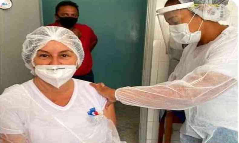 Enfermeira que atua h 36 anos no trabalho foi a primeira imunizada(foto: Ascom/divulgao)
