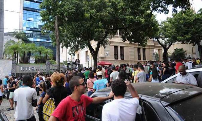 Alunos se reúnem diante de uma das unidades da UNA na edição de 2016: oportunidade de realizar o sonho do ensino superior (foto: Gladyston Rodrigues/EM/DA Press ) Alunos se reúnem diante de uma das unidades da UNA na edição de 2016: oportunidade de realizar o sonho do ensino superior (foto: Gladyston Rodrigues/EM/DA Press )