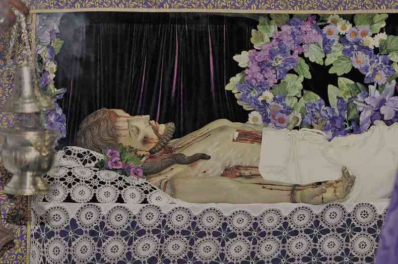 Adorao e f diante da imagem do Senhor Morto, na Igreja de So Francisco(foto: Juarez Rodrigues/EM/D.A Press)