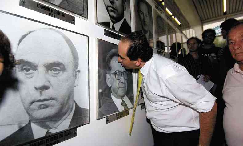 Alexandre Kalil beija a foto do pai na Galeria dos Presidentes do Galo 