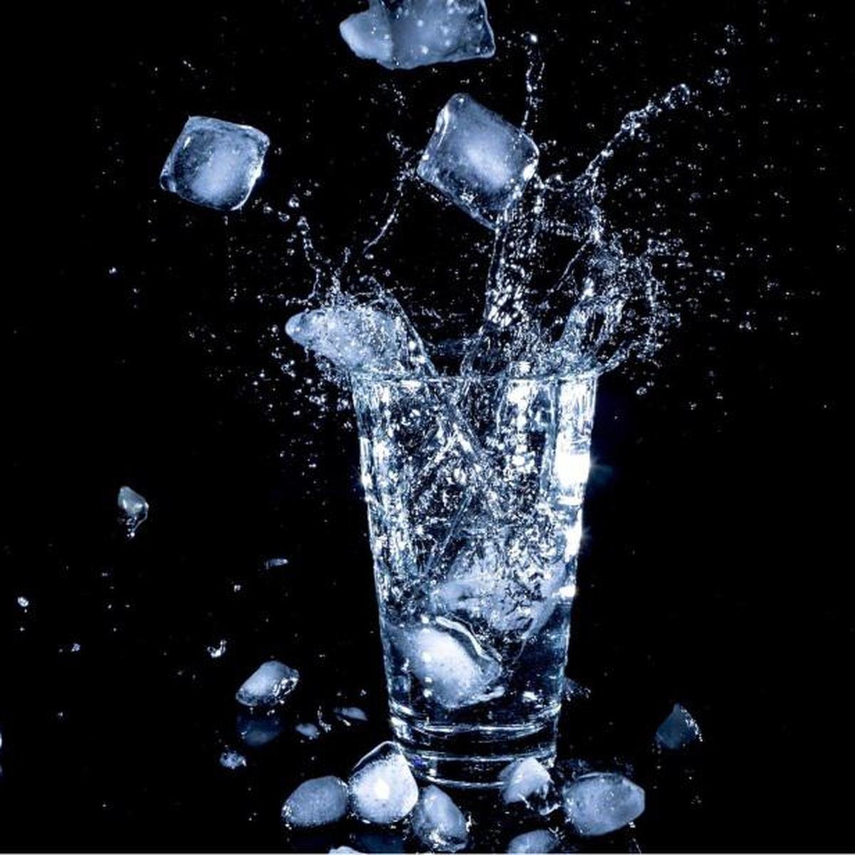 copo de água com gelo