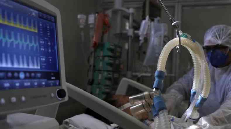 Hospitais lotados levaram países, Estados e municípios a adiarem cirurgias eletivas e tratamentos, gerando filas enormes e até mortes(foto: Reuters)
