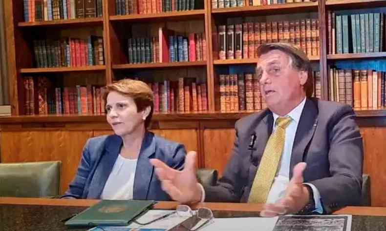 Bolsonaro em sua live semanal ao lado da ministra da Agricultura, Tereza Cristina
