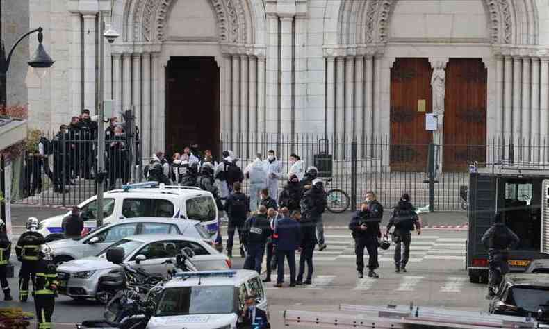 Catedral foi cercada por policiais depois do ataque(foto: Valery HACHE / AFP)