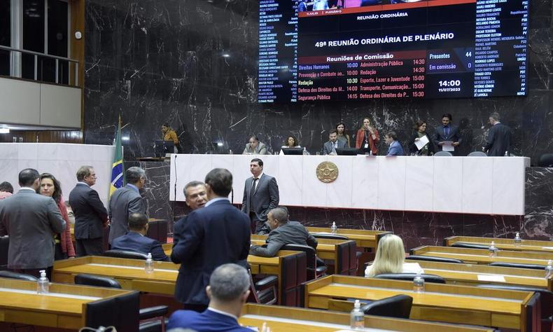 Deputados reunidos no plenrio da ALMG